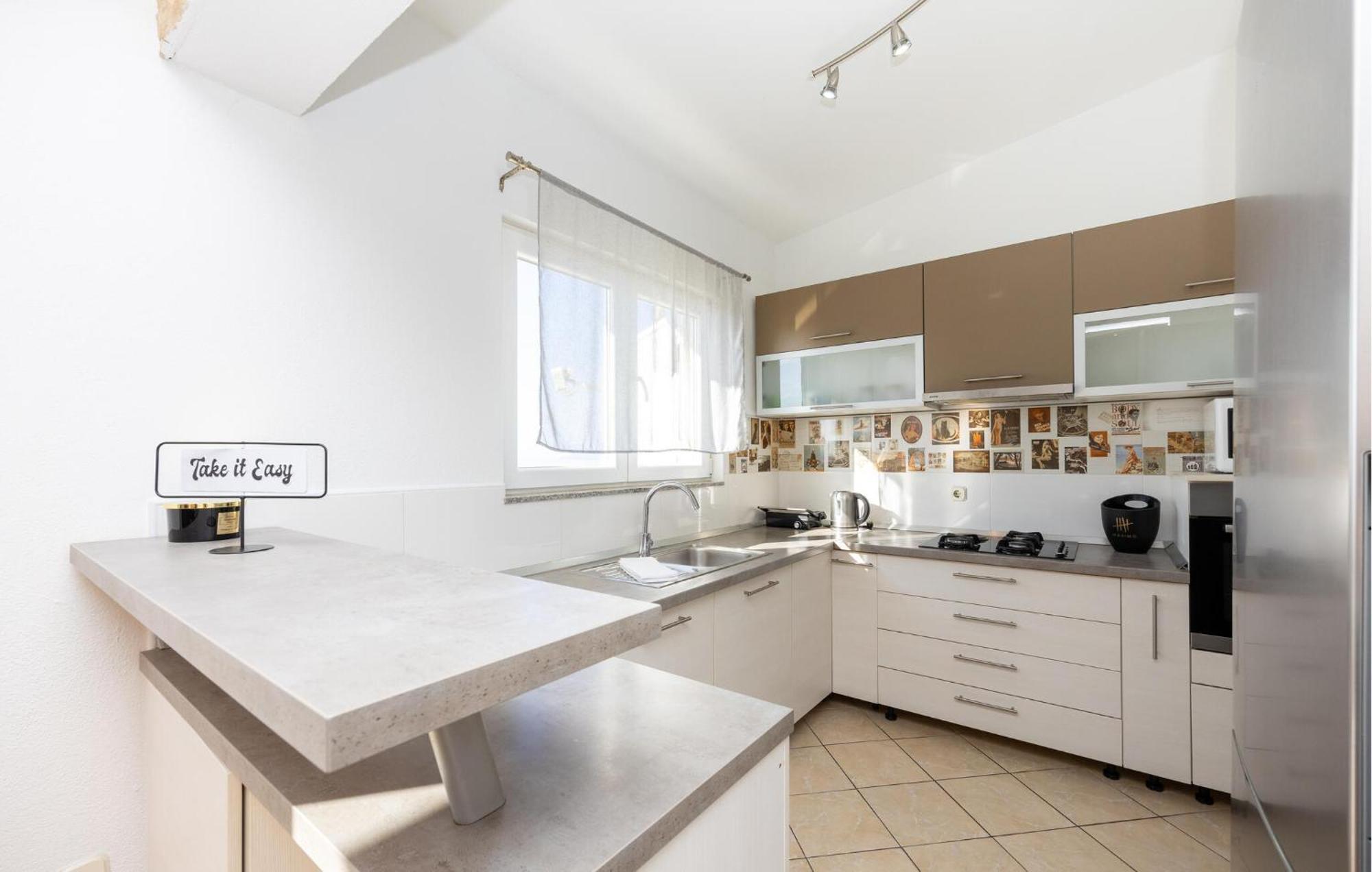 Stunning Apartment In Makarska Exterior photo